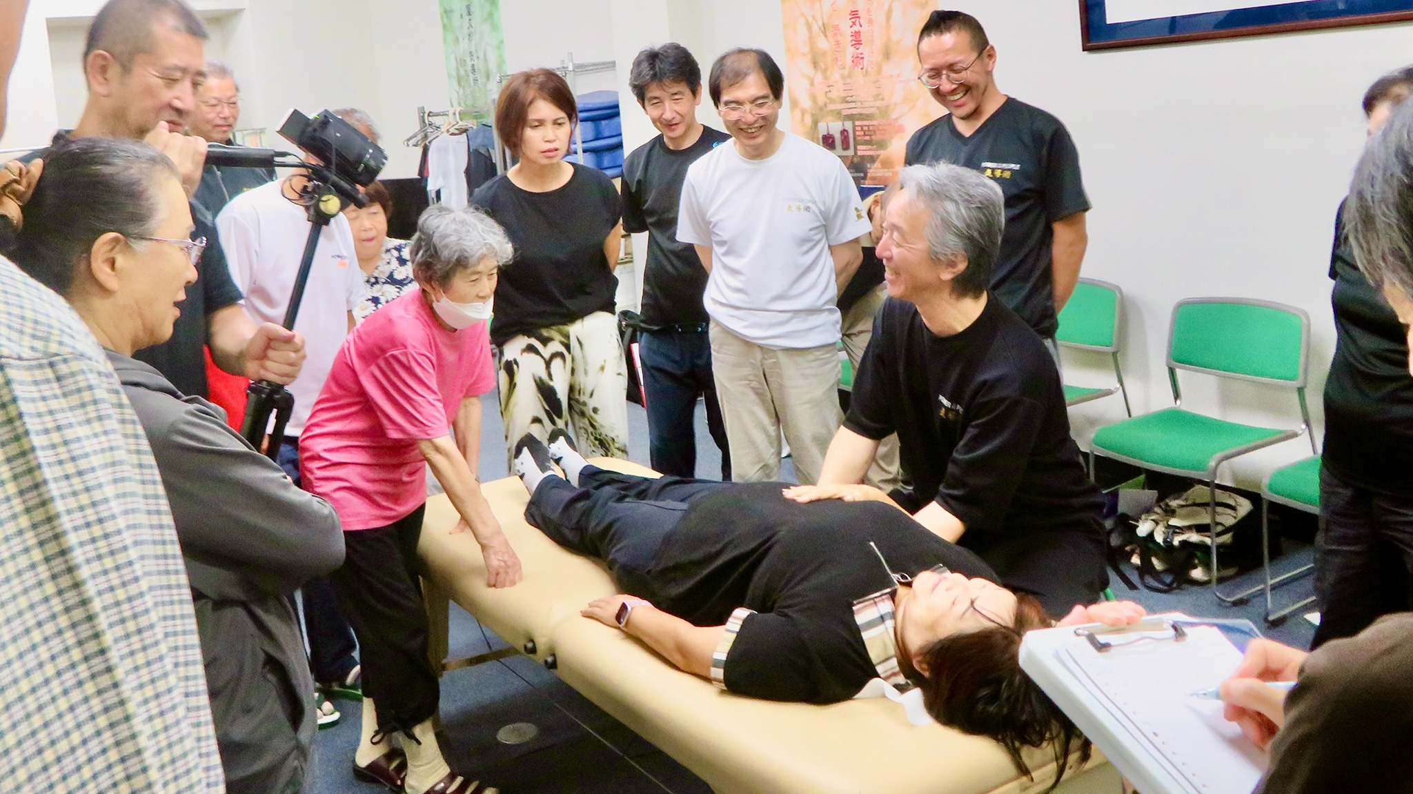 参加者と変化を確かめながら気導術を実演する本部長